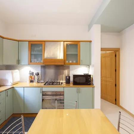 Zbg14- Private Entrance First Floor Maisonette *