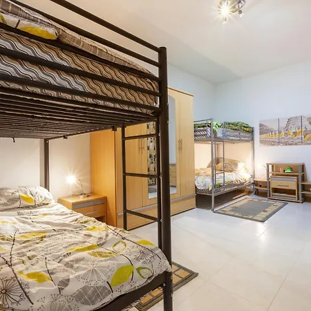 Zbg14- Private Entrance First Floor Maisonette *
