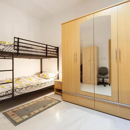 Zbg14- Private Entrance First Floor Maisonette *