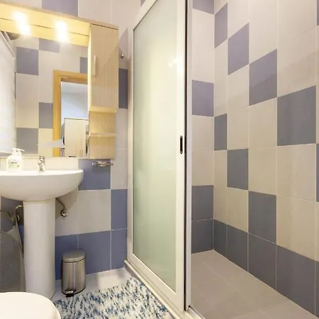 Zbg14- Private Entrance First Floor Maisonette *