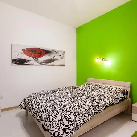 Zbg14- Private Entrance First Floor Maisonette