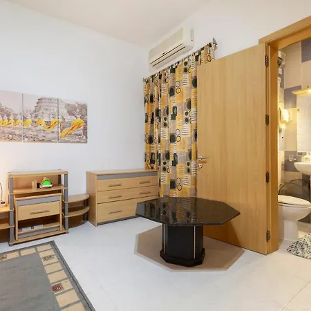 Zbg14- Private Entrance First Floor Maisonette *